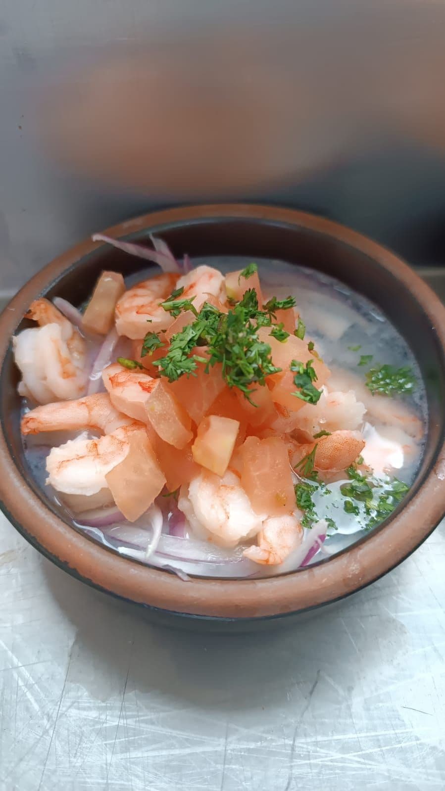 Ceviche de camarón servido en plato de barro