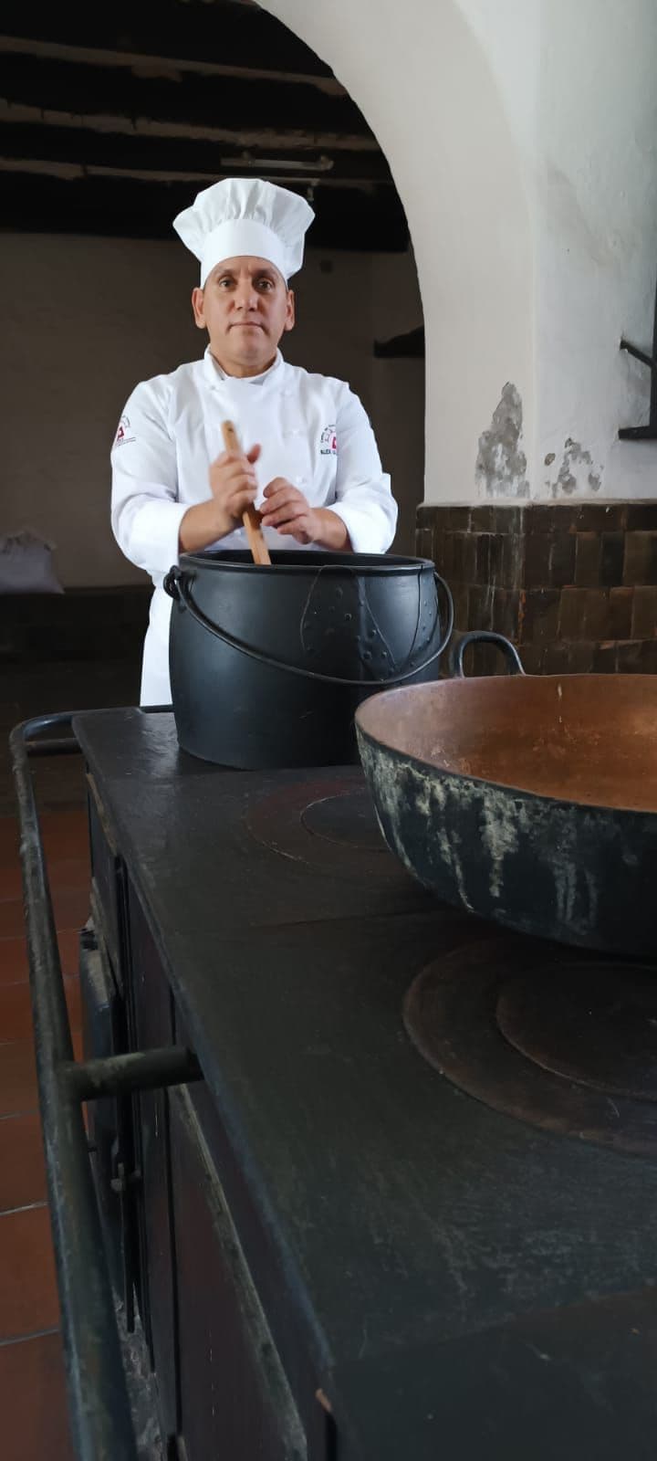 Chef junto a una olla en la cocina