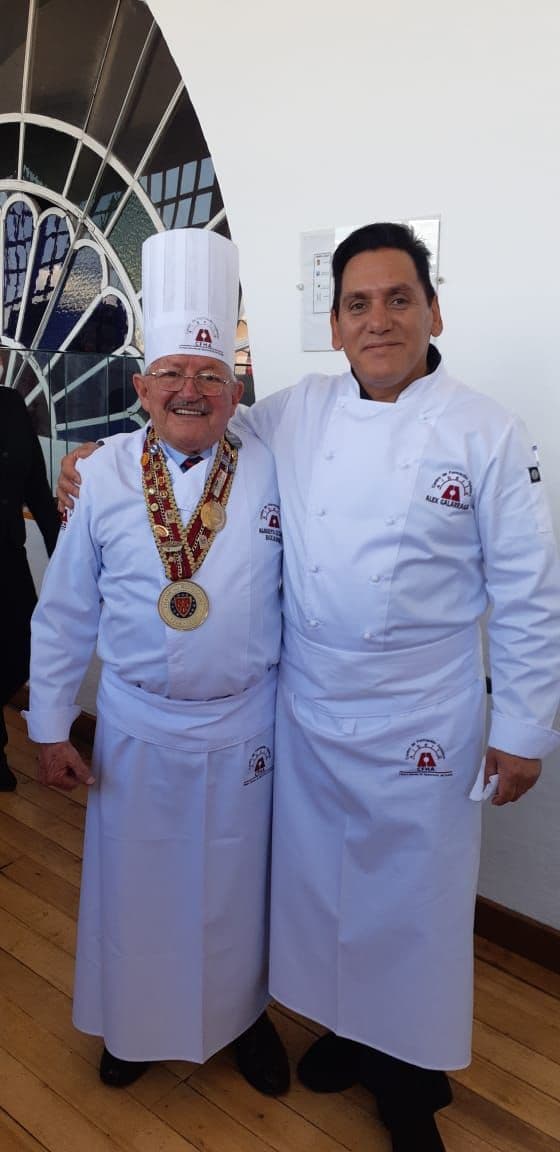 Dos chefs de Tomillo & Laurel con sus chaquetas y medallas