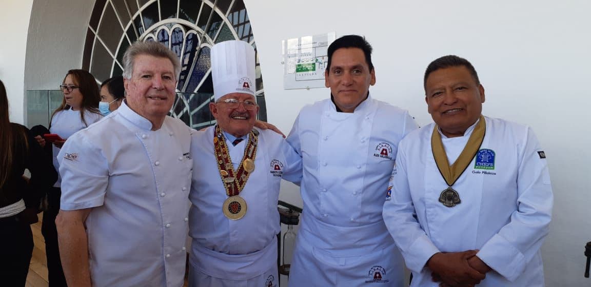 Chefs de Tomillo & Laurel con sus medallas