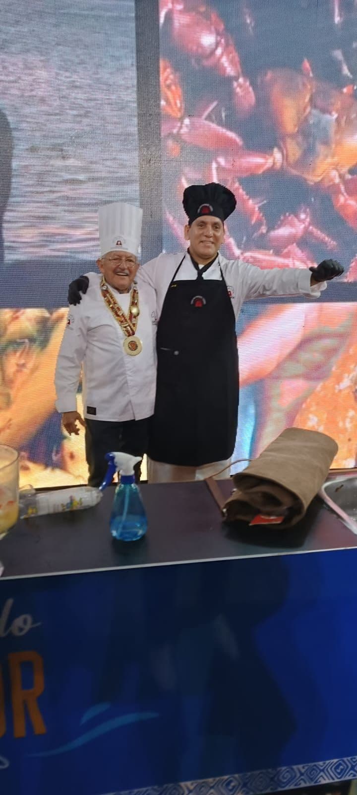 Chefs de Tomillo & Laurel en una presentación en vivo