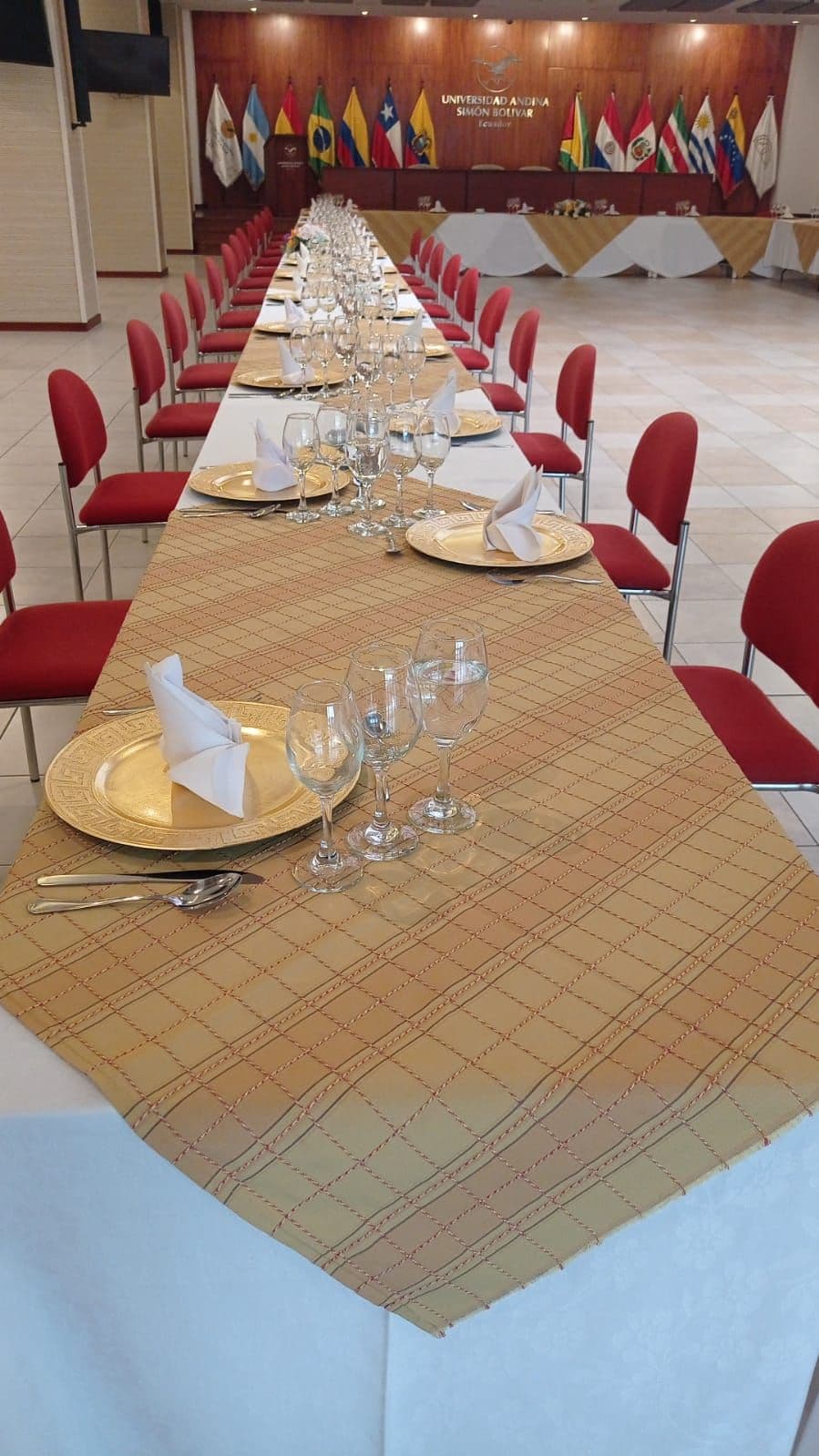 Mesa larga montada para una reunión institucional