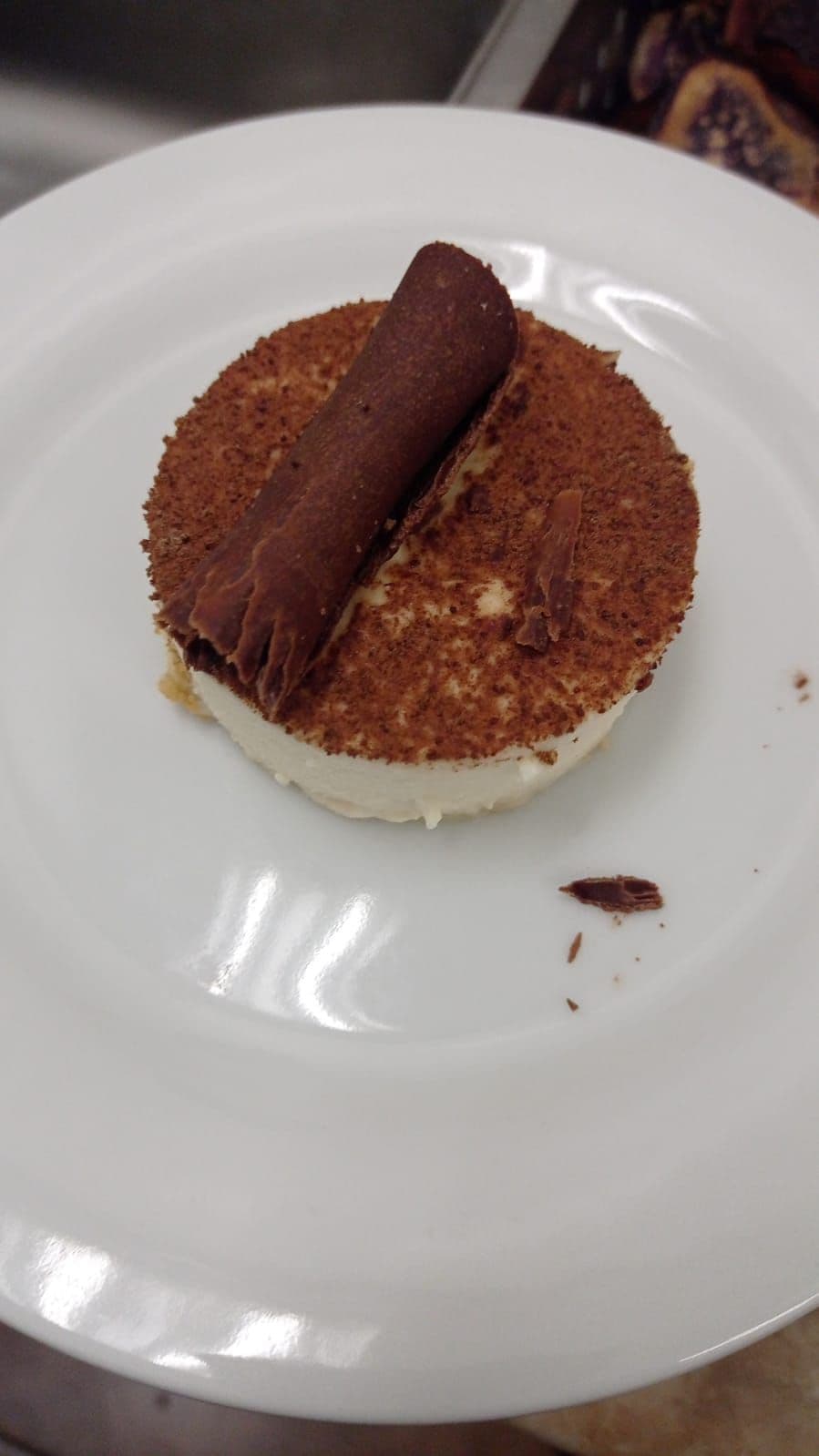 Postre individual con decoración de chocolate