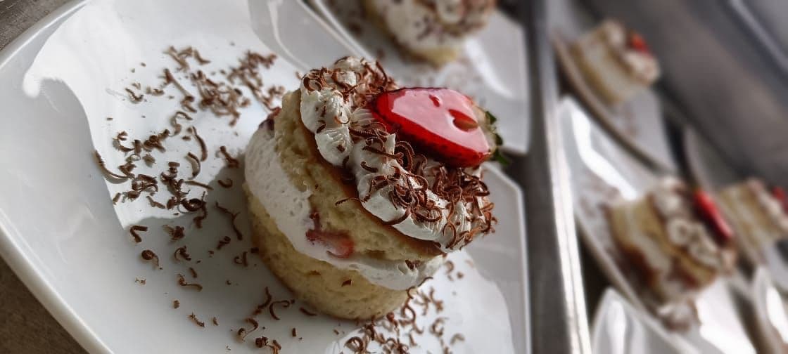 Postre con fresa y virutas de chocolate