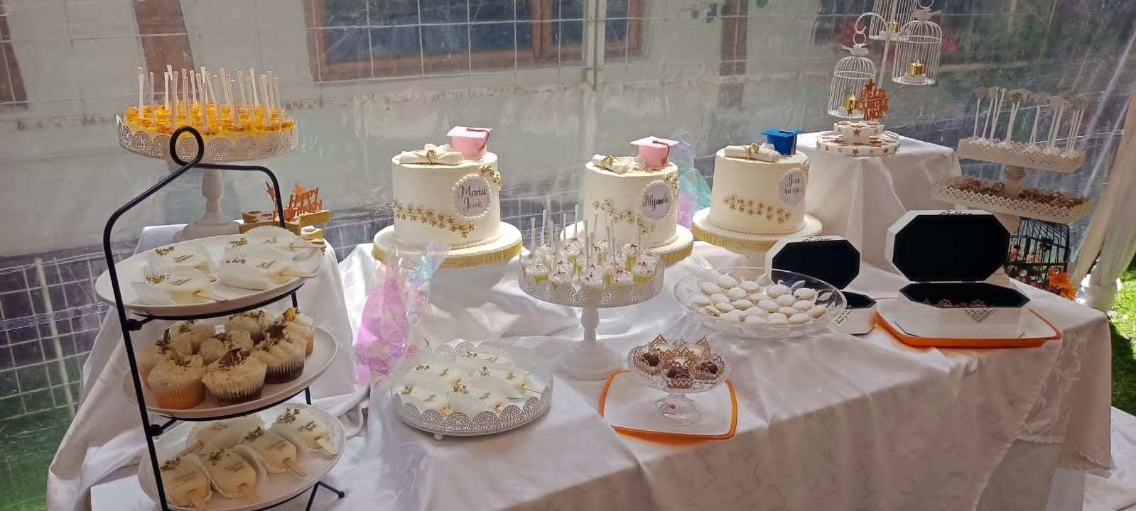 Mesa de postres con tortas y bocaditos dulces