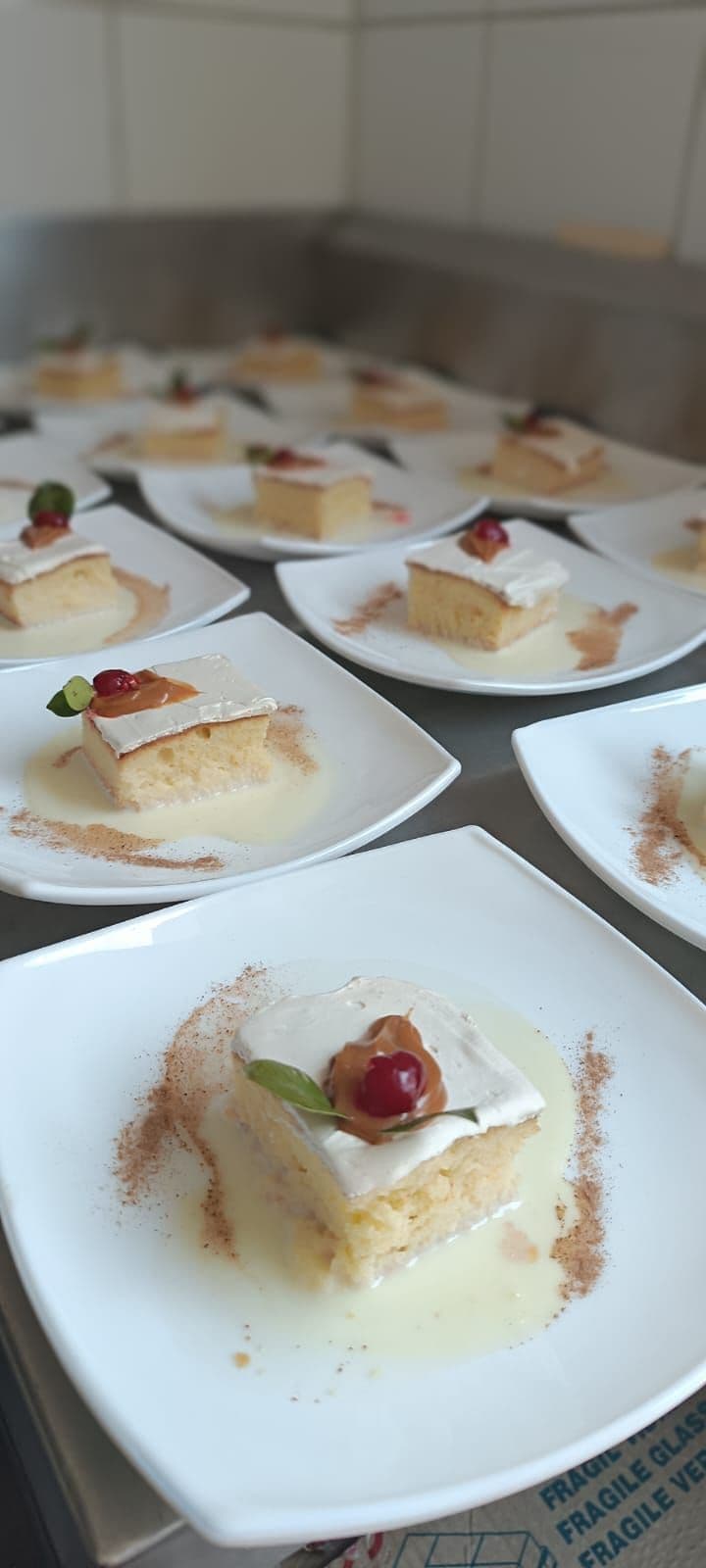 Postres emplatados sobre mesa de acero inoxidable