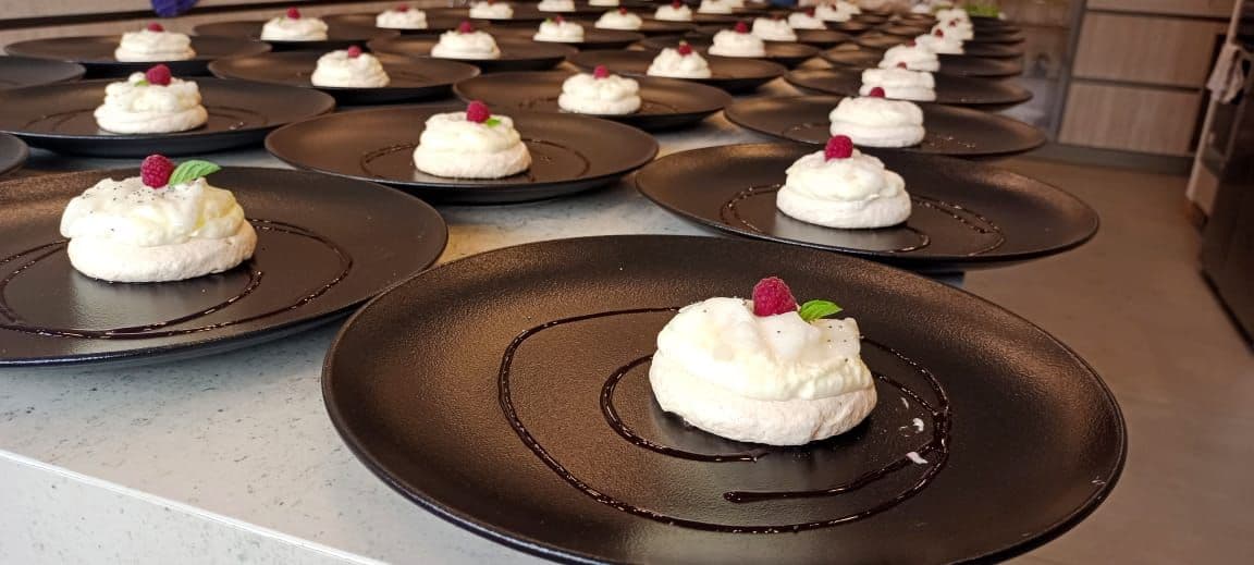Postres de merengue servidos en fila