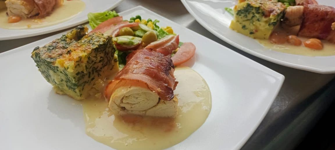 Porciones de quiche con jamón emplatadas