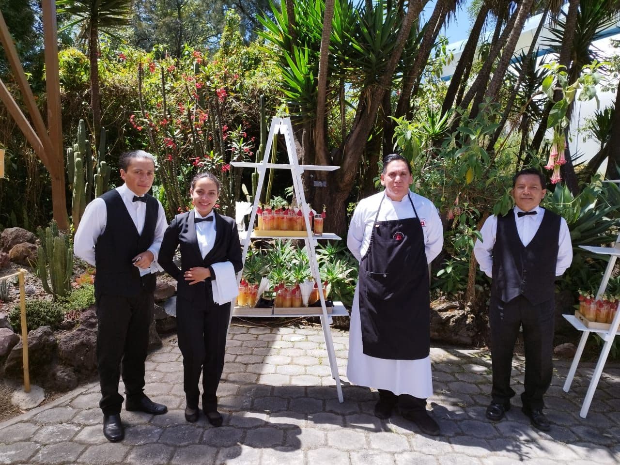 Equipo de meseros y cocina de Tomillo & Laurel en un jardín