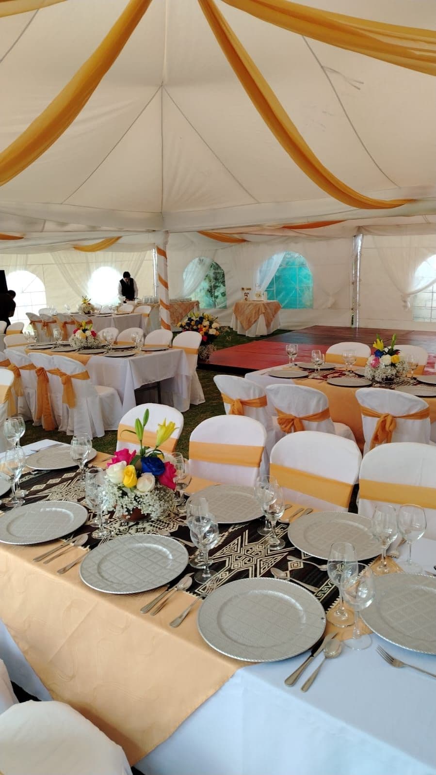Carpa con mesas montadas para un evento formal