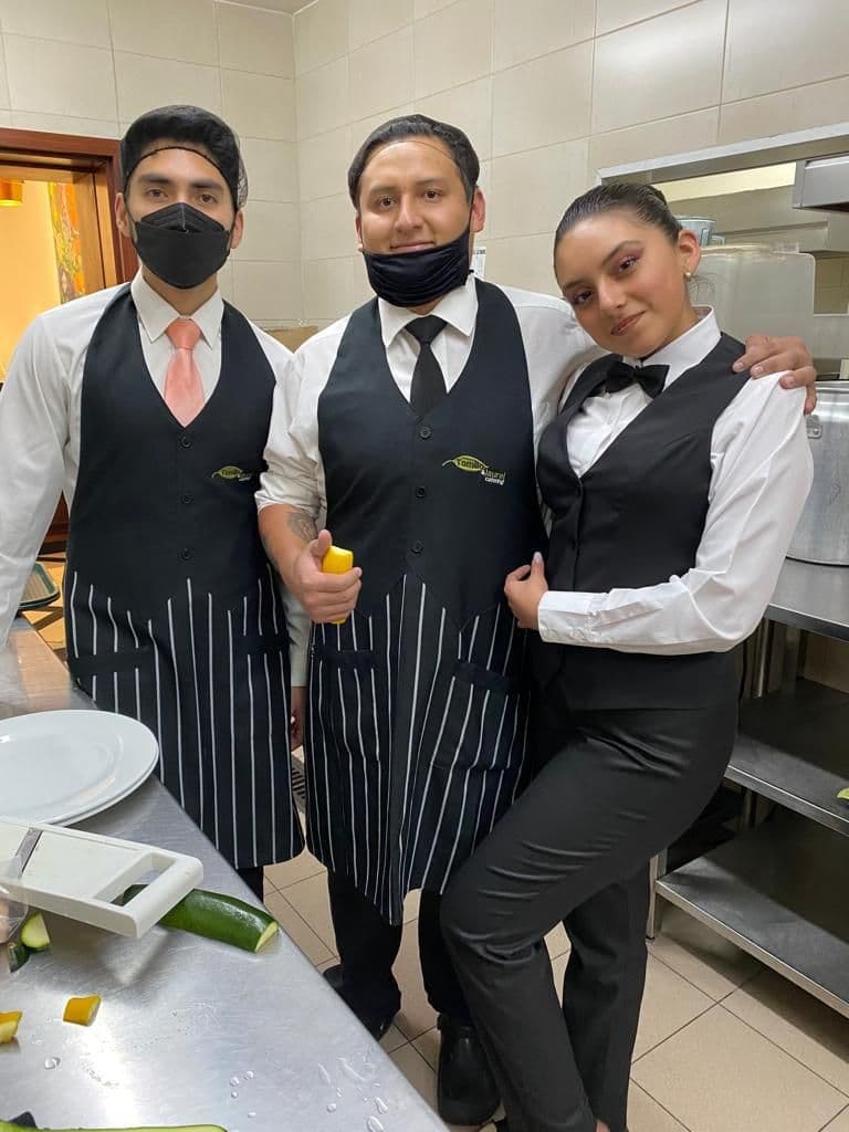 Meseros de Tomillo & Laurel listos para el servicio